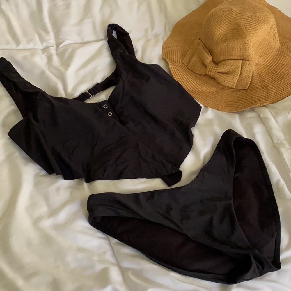 Black swimsuit. Two piece. V shaped bottoms.